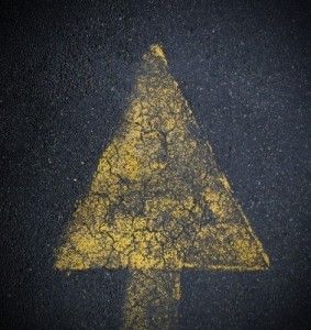 6329879-flecha-de-signo-de-amarillo-carretera-pintado-en-autopista-urbana-de-alquitran-craqueado